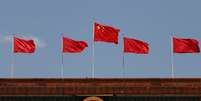 Bandeira chinesa no prédio do Congresso Nacional do Povo, em Pequim  Foto: Carlos Garcia Rawlins / Reuters