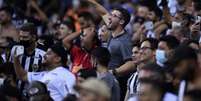 A quebra dos protocolos de segurança sanitária no jogo Galo x River ligou o alerta nas autoridades de Belo Horizonte-(Yuri EDMUNDO / POOL / AFP)  Foto: Lance!