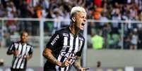 Fábio Santos e Roger Guedes jogaram juntos no Galo, outro time alvinegro (Foto: Bruno Cantini/Atlético)  Foto: LANCE!