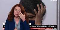 Leilane Neubarth seca as lágrimas e o menino Lucas chora a perda da avó para a covid após ser vacinado  Foto: GloboNews 