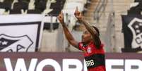 Flamengo sofre com uma atua&ccedil;&atilde;o irregular e empata com Cear&aacute; em 1 a 1  Foto: Daniel Galber  / Gazeta Press
