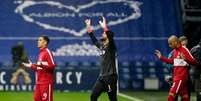 Roberto Firmino, Alisson e Fabinho entram em campo antes de partida do Liverpool contra o West Bromwich Albion pelo Campeonato Ingl&ecirc;s
16/05/2021 Pool via REUTERS/Tim Keeton  Foto: Reuters