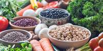 Verduras, legumes e sementes auxiliam no bom funcionamento do organismo  Foto: Shutterstock / Saúde em Dia