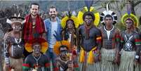 O DJ Alok ao lado de ind&iacute;genas.  Foto: Instagram/Reprodu&ccedil;&atilde;o / Estad&atilde;o