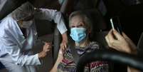 Norma Amuso, de 90 anos, recebe dose da vacina contra a Covid-19 no estádio do Pacaembu, em São Paulo, Brasil
08/02/2021 REUTERS/Amanda Perobelli  Foto: Reuters