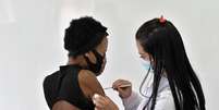 Adolescente recebe aplicação de dose da vacina Pfizer-BioNTech contra Covid-19 em Betim
16/06/2021 REUTERS/Washington Alves  Foto: Reuters