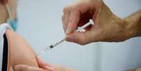 Profissional de saúde aplica vacina contra covid-19 em Paris
13/08/2021 REUTERS/Sarah Meyssonnier  Foto: Reuters