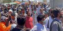 Multidão exibe seus documentos para tropas norte-americanas do lado de fora do aeroporto em Cabul, Afeganistão
26/08/2021 REUTERS/Stringer  Foto: Reuters