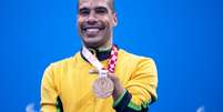 Daniel Dias exibe a medalha de bronze conquistada nos 100m livre  Foto: Ale Cabral/CPB