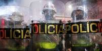 policiais militares de São Paulo atrás de escudos da corporação, em protesto na capital paulista no dia 3 de julho de 2021  Foto: Reuters / BBC News Brasil