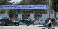 Forças do Taliban bloqueiam estradas ao redor do aeroporto após as explosões de quinta-feira em Cabul, Afeganistão
27/08/2021 REUTER/Stringer  Foto: Reuters