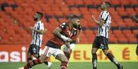 Gabigol comemorando um de seus gols pelo Flamengo contra o Santos (Foto: Alexandre Vidal/Flamengo)  Foto: Lance!