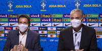 Juninho Paulista e Tite, na sexta-feira, quando confirmaram a convoca&ccedil;&atilde;o de nove jogadores para a Sele&ccedil;&atilde;o  Foto: Amanda Paiva/CBF