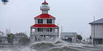 Na costa, furacão pode gerar ondas de até 4,8 metros de altura  Foto: Reuters / BBC News Brasil