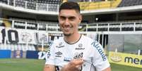 Zagueiro Emiliano Velázquez foi anunciado pelo Santos nesta segunda (Foto: Ivan Storti / Santos FC)  Foto: Lance!