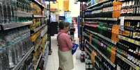 Consumidora em supermercado do Rio de Janeiro  Foto: Reuters