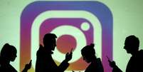 Silhuetas de pessoas usando smartphones, com logotipo do Instagram ao fundo. 28/3/2018.  REUTERS/Dado Ruvic  Foto: Reuters