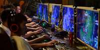 Chineses jogam online em cibercafé na cidade de Fuyang  Foto: Reuters