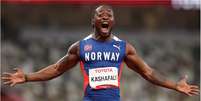 Salum Ageze Kashafali, da equipe da Noruega, comemora após quebrar o recorde mundial e ganhar a medalha de ouro nos 100 metros masculinos  Foto: Getty Images / BBC News Brasil