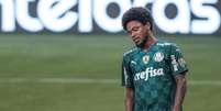 Luiz Adriano jogador lamenta chance perdida durante partida contra o CRB   Foto: Marcello Zambrana/AGIF / Gazeta Press