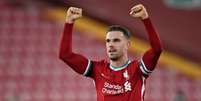 Jordan Henderson renovou contrato com o Liverpool até 2025 (Foto: PETER POWELL / POOL / AFP)  Foto: Lance!