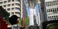 Mulher fotografa cartazes com oportunidades de emprego no centro de São Paulo
30/09/2020
REUTERS/Amanda Perobelli  Foto: Reuters