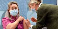Enfermeira recebe dose da vacina Pfizer-BioNTech contra Covid-19 em Veghel, na Holanda
06/01/2021 REUTERS/Piroschka van de Wouw/Pool  Foto: Reuters