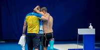 Daniel Dias abraça seu treinador após sua última prova na carreira, nos Jogos de Tóquio (Foto: Ale Cabral / CPB)  Foto: LANCE!
