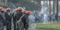 Policiais disparam bombas de efeito moral para dispersar torcedores durante protesto  Foto: Evandro Leal/Enquadrar/Estadão Conteúdo