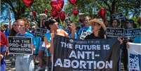 Grupos anti-aborto em manifestação no Texas; Estado passa a ter a mais rígida lei do tipo no país, que dá aos cidadãos privados o direito de processar pessoas envolvidas em qualquer aborto  Foto: Getty Images / BBC News Brasil