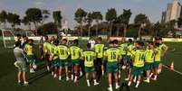 Abel Ferreira conversa com o elenco durante treinamento, na Academia de Futebol. (Foto: Cesar Greco)  Foto: Lance!