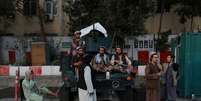 Soldados do Taliban em uma das principais praças de Cabul, capital do Afeganistão
01/09/2021 WANA (West Asia News Agency) via REUTERS  Foto: Reuters