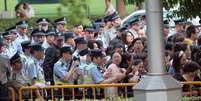 Policiais retiram fãs do lado de fora da cerimônia de abertura do Festival de Cinema de Xangai
14/06/2014 REUTERS/Aly Song    Foto: Reuters