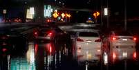 Quase todas as linhas do metrô de Nova York também foram suspensas após a água da chuva entrar nas estações.  Foto: Brendan McDermid / Reuters