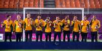 Jogadores brasileiros do futebol de 5 exibem a medalha de ouro conquistada em Tóquio Alê Cabral CPB  Foto: Alê Cabral  / CPB