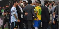 Agentes da Anvisa no gramado da Neo Química Arena, em São Paulo (Foto: NELSON ALMEIDA / AFP)  Foto: Lance!