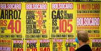 Inflação em alta é uma das nuvens que Bolsonaro tenta dissipar com protesto  Foto: ROBERTO PARIZOTTI / BBC News Brasil