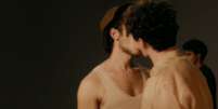 Jovens atores dão um discreto beijo na boca no clipe da campeã do ‘BBB21’  Foto: YouTube / Reprodução