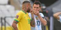 A bola rolou por apenas cinco minutos antes de agentes federais interromperem partida entre a Seleção Brasilera e Argentina em São Paulo (Foto: NELSON ALMEIDA / AFP)  Foto: LANCE!