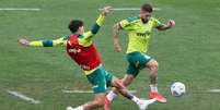 Gustavo Gómez e Zé Rafael disputam bola em treino do Palmeiras (Foto: Cesar Greco)  Foto: Lance!