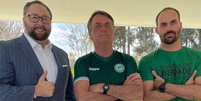 Jason Miller, Jair Bolsonaro e Eduardo Bolsonaro em Brasília  Foto: Reprodução/Twitter / BBC News Brasil