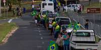 Manifestantes se re&uacute;nem em frente ao est&aacute;dio Limeir&atilde;o, em Limeira (SP), para carreata em favor do presidente Jair Bolsonaro (sem partido) nesta ter&ccedil;a-feira (7)  Foto: Roberto Gardinalli / Futura Press