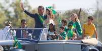Jair Bolsonaro com crianças em carro durante manifestação em Brasília  Foto: Reuters / BBC News Brasil