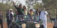O presidente Jair Bolsonaro (sem partido) participa de desfile durante a cerim&ocirc;nia de hasteamento da bandeira nacional no Pal&aacute;cio da Alvorada, em Bras&iacute;lia, nesta ter&ccedil;a-feira  Foto: Gabriela Bil&oacute; / Estad&atilde;o Conte&uacute;do