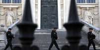 Policiaissorte sua apostasfrente ao Palácio de Justiça de Paris, onde acontece julgamento pelos atentados de 13 de novembro de 2015  Foto: EPA / Ansa