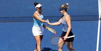 Gabriela Dabrowski e Luisa Stefani comemoram ponto vencido na vitória desta quarta-feira no US Open  Foto: Reprodução/@usopen.org