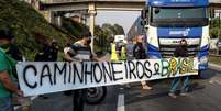 Mensagens em grupos de caminhoneiros revelam racha na categoria sobre apoio ao bloqueio de rodovias  Foto: EPA / BBC News Brasil