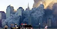 Colapso da primeira das Torres Gêmeas visto de longe, em 11 de setembro de 2001; atentado completa 20 anos  Foto: Reuters / BBC News Brasil