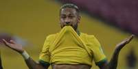 Neymar levantou a camisa durante Brasil x Peru para mostrar que não está gordo (Foto: Nelson Almeida/AFP)  Foto: Lance!