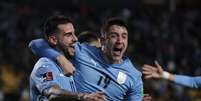 Gastón Pereiro comemora com Joaquin Piquerez após marcar o gol da vitória uruguaia  Foto: Raul Martinez/Reuters